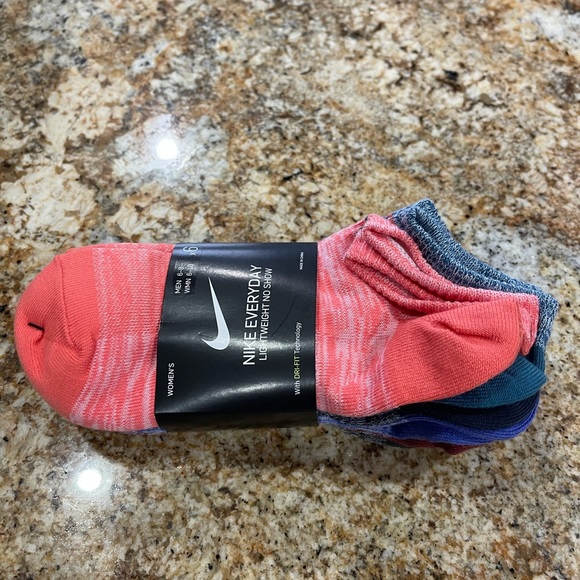 Nike new 6 pair package of no show socks fits women size 6-10 - Picture 2 of 6